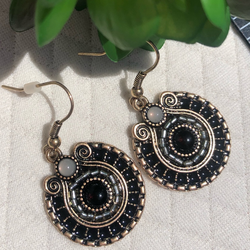 Beautiful vintage feel lightweight classic earrings 🖤